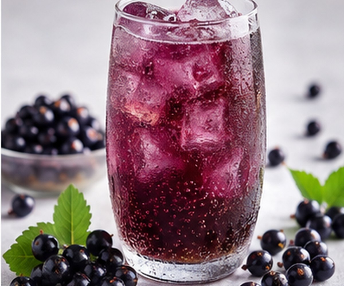 Sparkling blackcurrant drink with blackcurrants and ice for Blackcurrant 6003 flavour