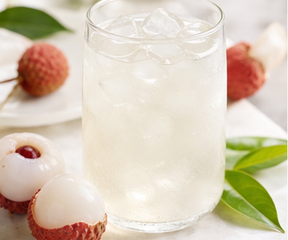 Clear lychee drink with peeled lychees and ice for Litchi 6006 flavour
