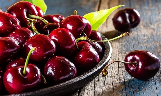 Ripe dark red cherries for Black Cherry 1001 flavour